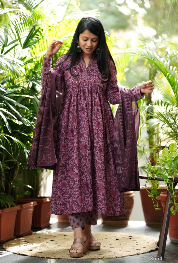 KL3554 Premium Cotton Sarees AliaCut model